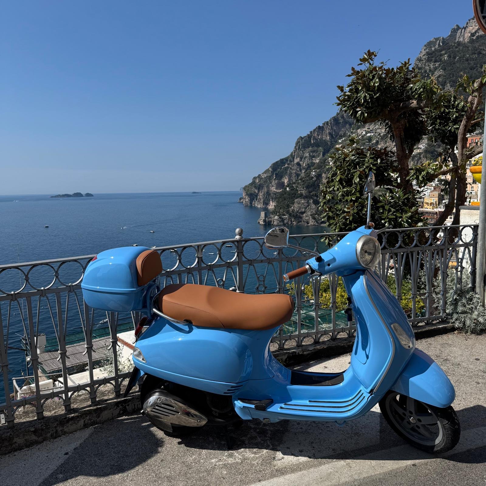vespa azzurra faro tondo 2
