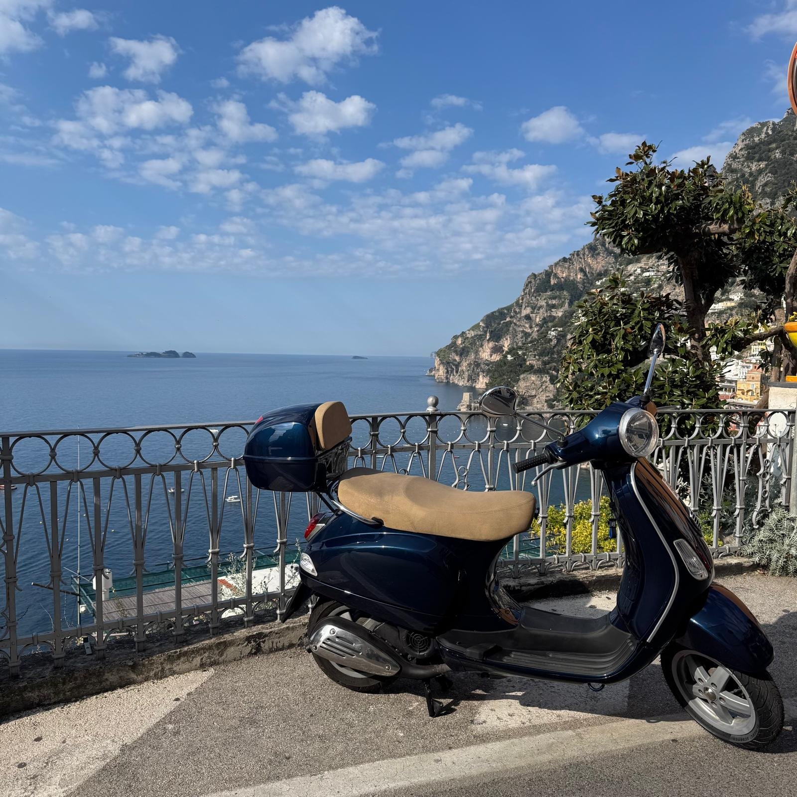 vespa blu faro tondo 2